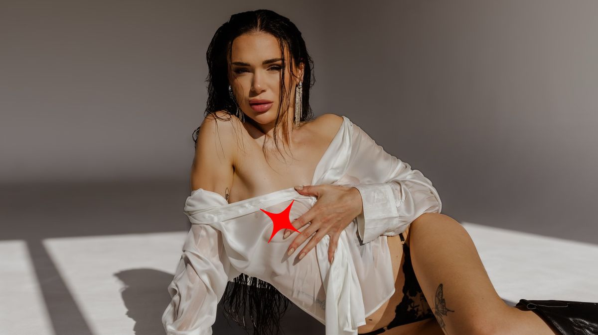 Mokrá košilka a žádná podprsenka! Mersi z Růže nafotila velmi odvážné snímky. Takhle ji v reality show neuvidíte